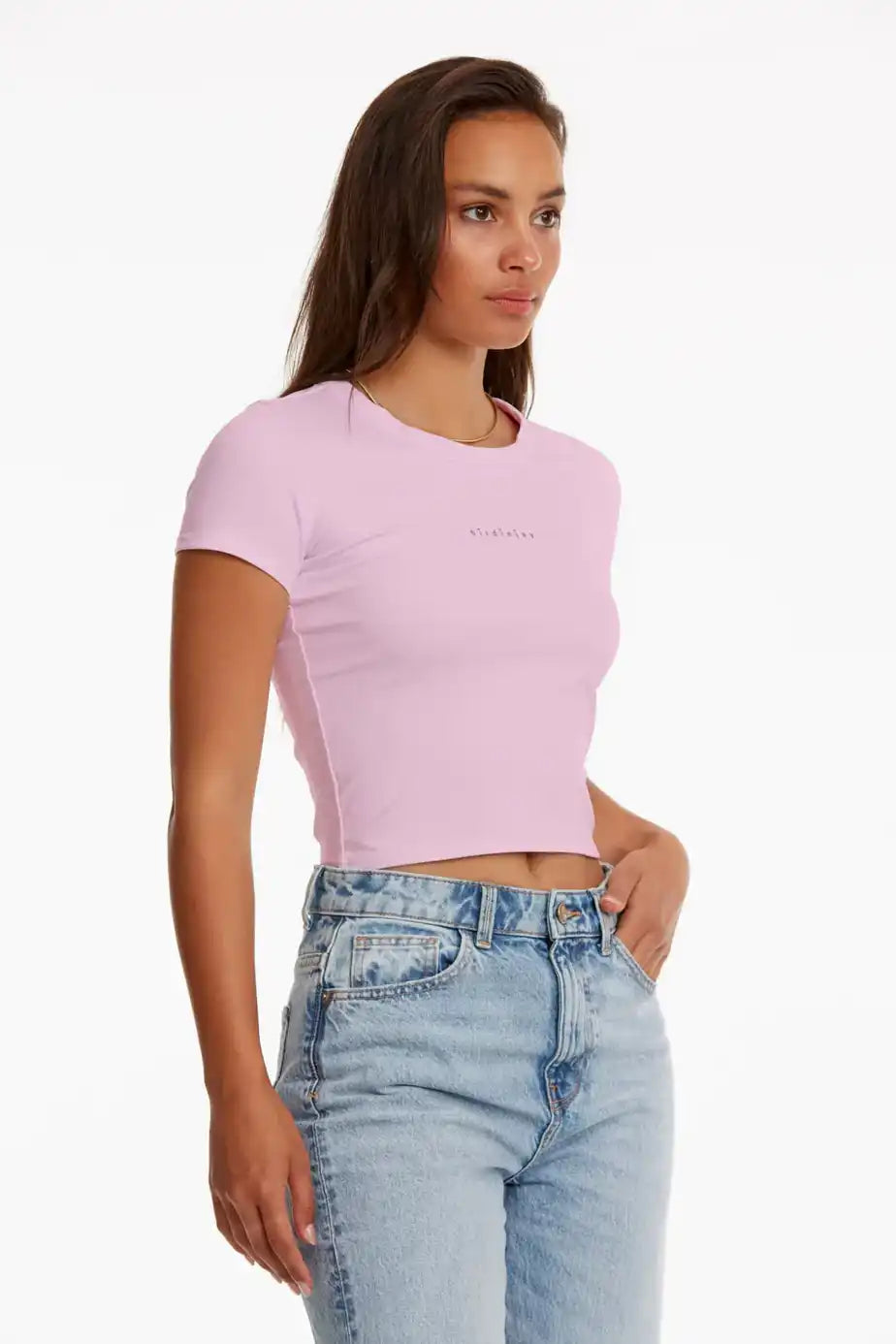 Pembe kısa gömlek ve mavi jean giymiş kadın.